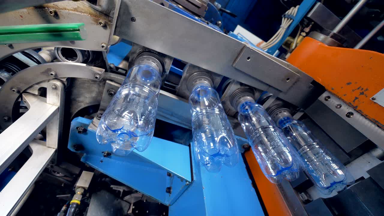 Bottiglie in PET trasferite dalla camera di stampaggio e aerate all'interno.