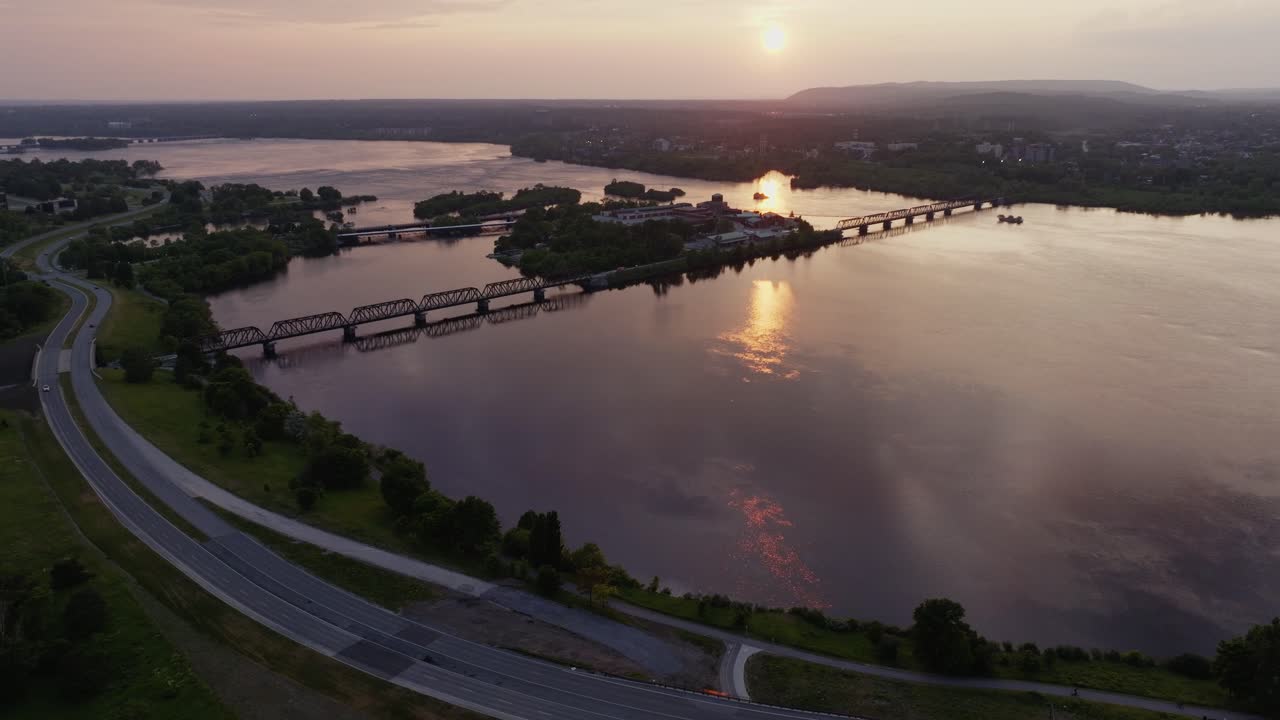imágenes aéreas cinematográficas de la comunidad zibi en ottawa, la capital de canadá al atardecer, dron