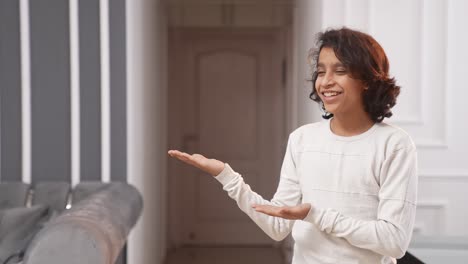 Niño-Indio-Feliz-Apuntando-Hacia-La-Izquierda-Para-Copiar-El-Espacio