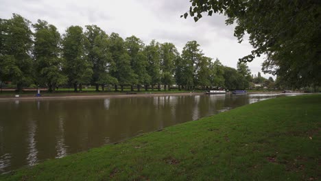 El-Río-Avon-Fluye-Tranquilamente-A-Través-De-Evesham-En-La-Región-Central-De-Inglaterra