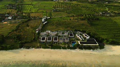 Luftaufnahme-Von-Oben-Nach-Unten-Vom-Sandstrand-Von-Torok,-Mit-Hotelresort-Und-Ländlicher-Plantage-Auf-Der-Insel-Lombok,-Indonesien-–-Einspielung