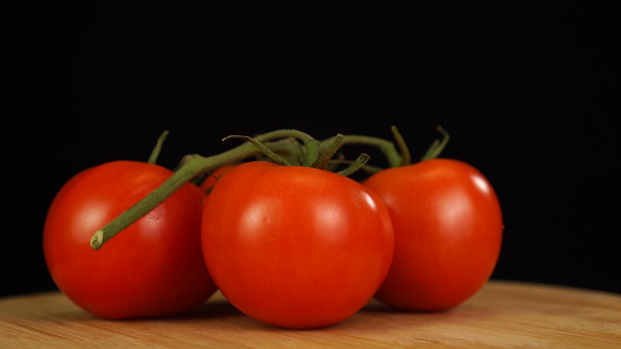 나무 테이블 위에 익은 신선한 토마토와 회전. 근접 신선한 채소.