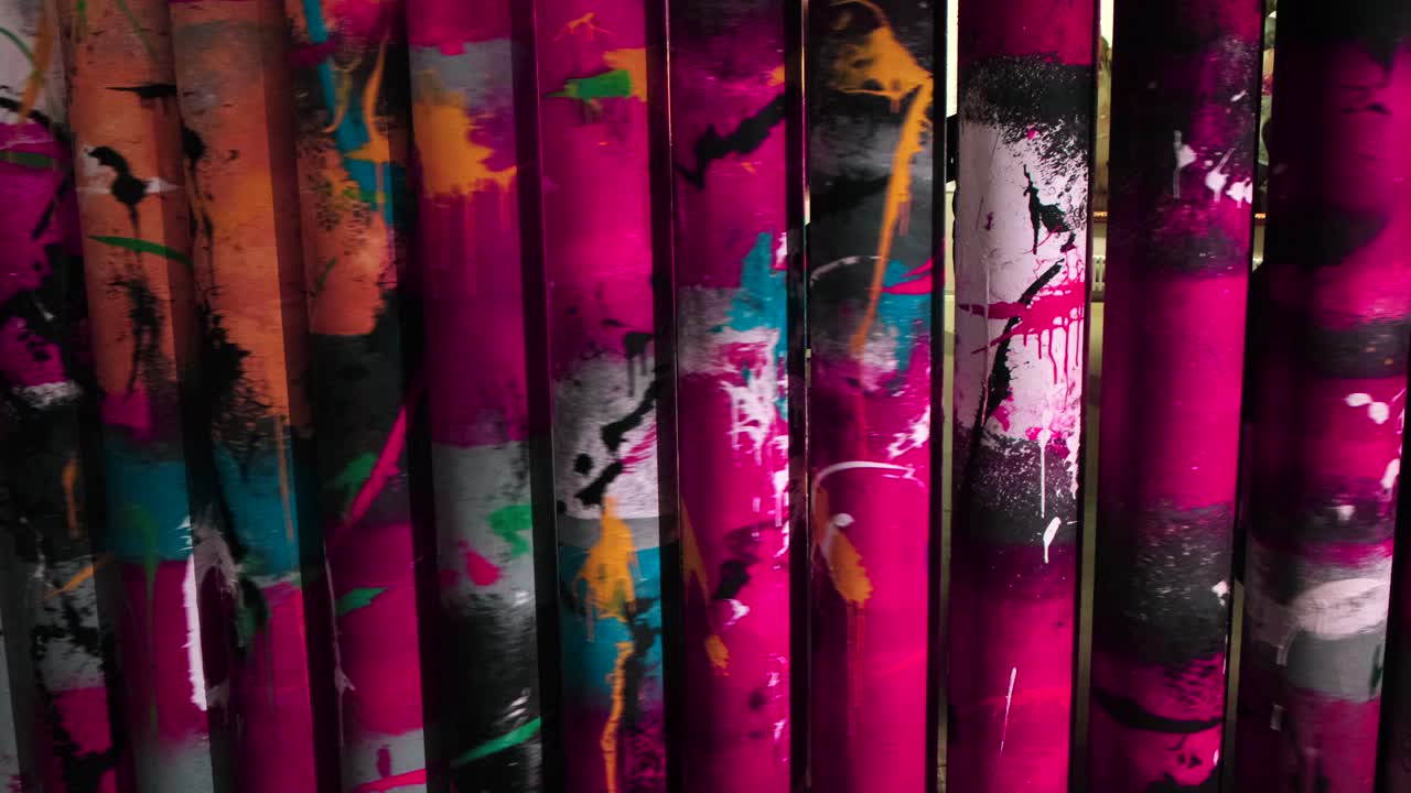 instalación de arte abstracto colorido con columnas cilíndricas