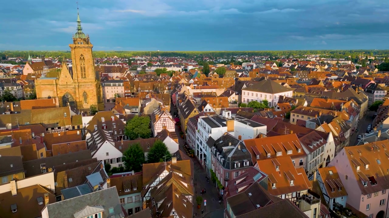 Video aereo con drone in 4K della storica Chiesa Collegiata di San Martino di Colmar a Colmar, Francia.