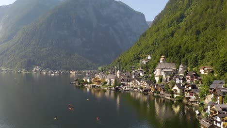 Gente-Haciendo-Kayak-En-El-Lago-Hallstatt-En-El-Famoso-Pueblo-Europeo