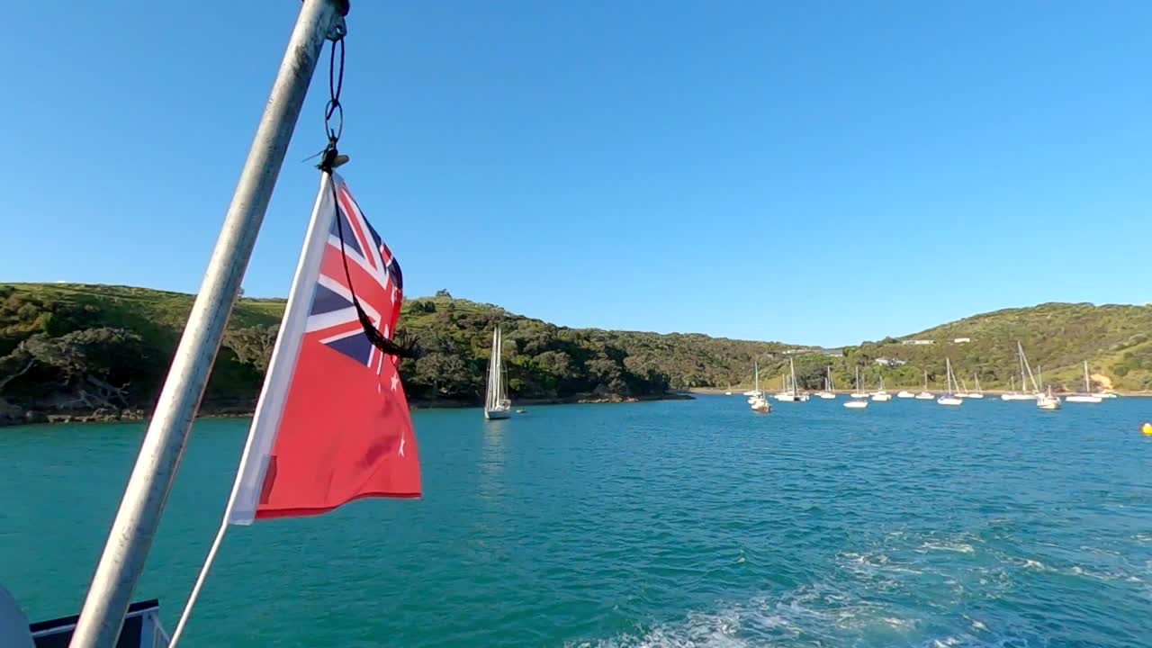 보트 뒤쪽에서 위드에서 펄럭이는 뉴질랜드 국기