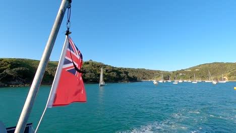 Bandera-De-Nueva-Zelanda-Ondeando-En-El-Wid-En-La-Parte-Trasera-De-Un-Barco