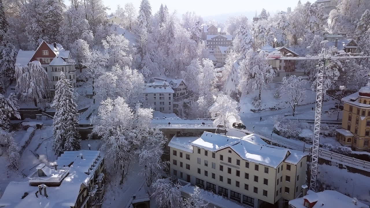 눈으로 뒤덮인 상트 갈렌에 있는 집들의 드론 비디오 공중 밀기, 세인트