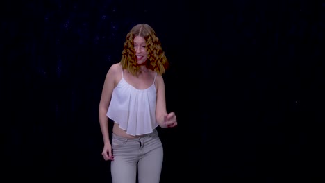 chica caucásica bailando al ritmo de ritmos afro, estática con fondo negro