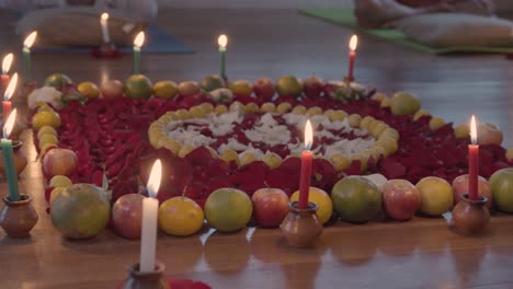 Tradición-Védica-Y-Ofrenda-Ritual-De-Frutas-Decoradas,-Flores-Y-Velas-En-El-Suelo