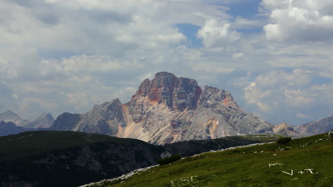 Timelapse Parco Naturale Tre Cime nelle Dolomiti. Splendida natura d'Italia