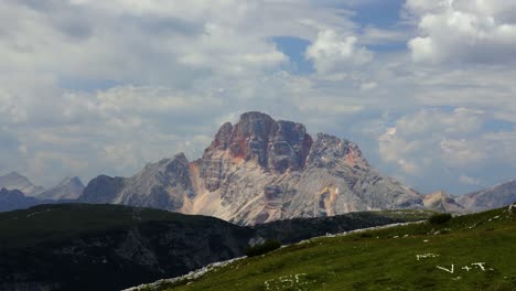 Timelapse-Parque-Natural-Nacional-Tre-Cime-En-Los-Alpes-Dolomitas.-Hermosa-Naturaleza-De-Italia.