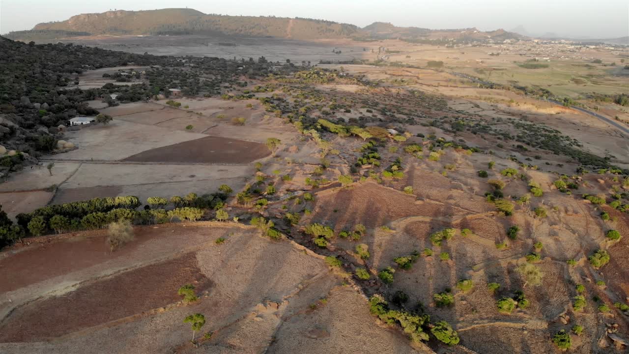 Riprese aeree sul deserto e sui campi dell'Etiopia.