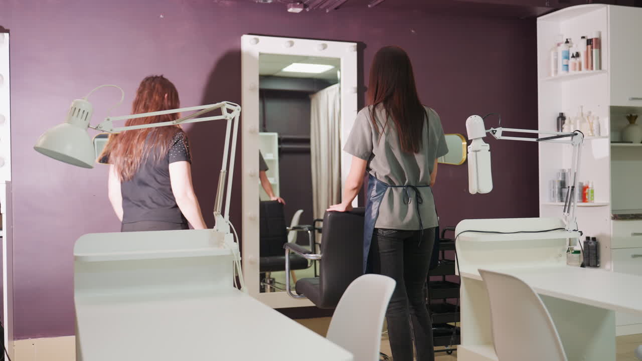 elegante diseño de salón, espejo moderno y disposición de la iluminación, salón elegante con estaciones y accesorios organizados, entorno de peluquería contemporáneo con mobiliario e iluminación elegantes