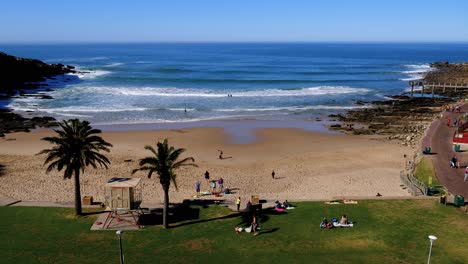 Gente-Disfrutando-De-La-Pequeña-Y-Exclusiva-Playa-De-Surf-De-Vic-Bay,-Sudáfrica