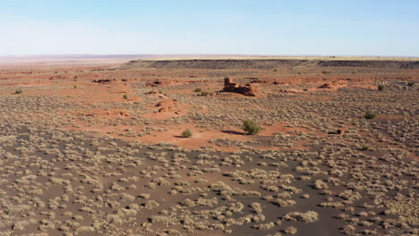 ruinas de un edificio de piedra arenisca roja en el desierto