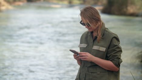 Girl-with-mobile-phone