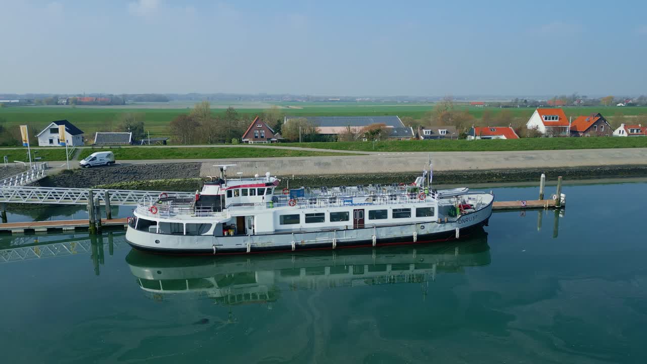 기름진 물 이 있는 항구 에 있는 배 의 근접 촬영