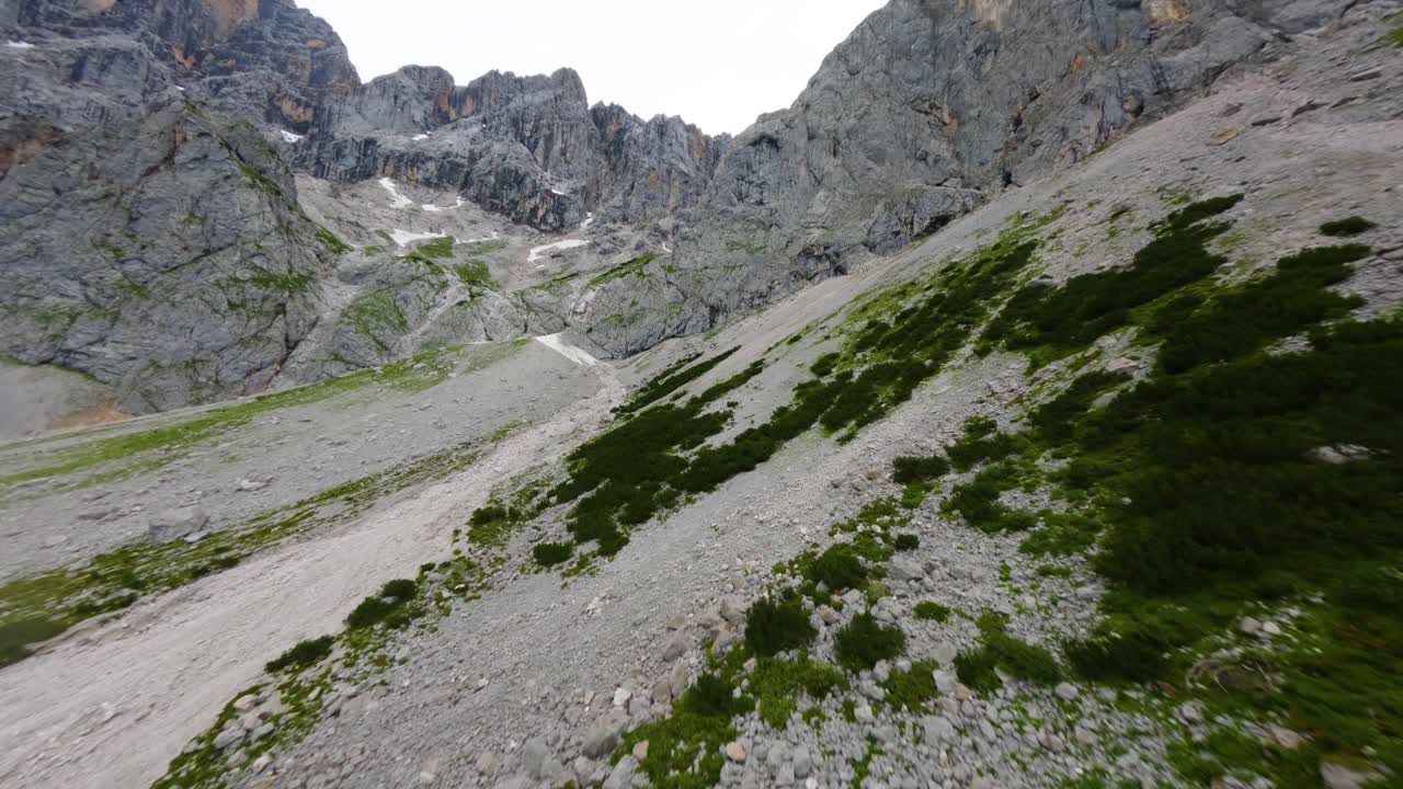 el vuelo del avión no tripulado se acerca a una empinada montaña rocosa de dachstein en austria