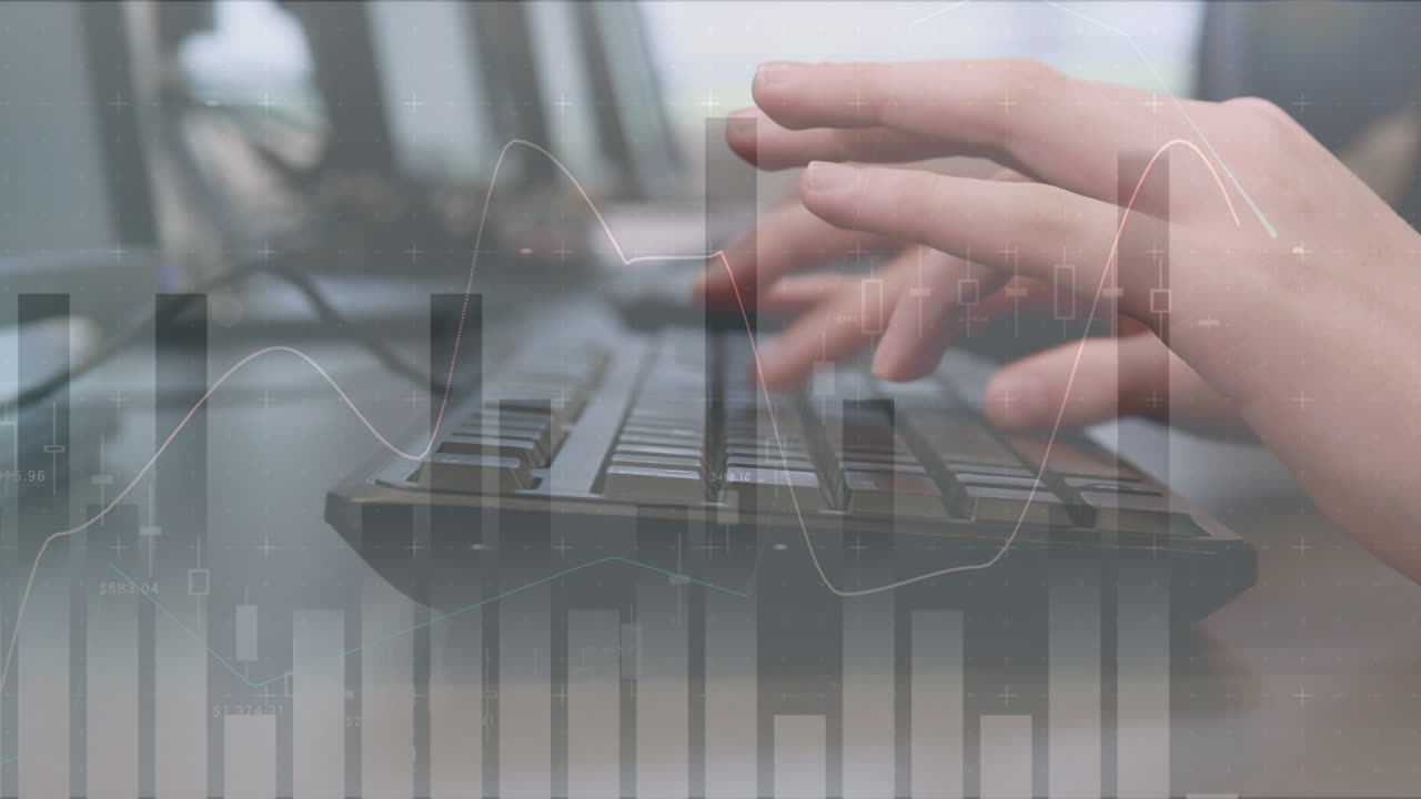 анимация обработки финансовых данных над человеком, использующим ноутбук