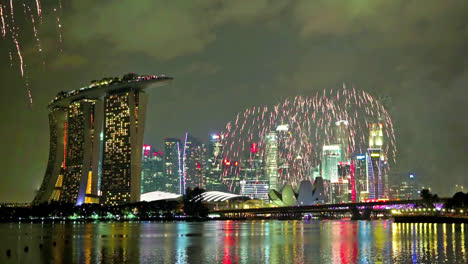 Hermosos-Fuegos-Artificiales-Alrededor-De-La-Ciudad-De-Singapur-Por-La-Noche