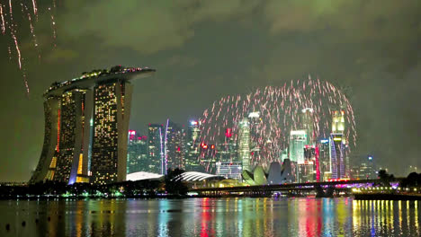 hermosos fuegos artificiales alrededor de la ciudad de singapur por la noche