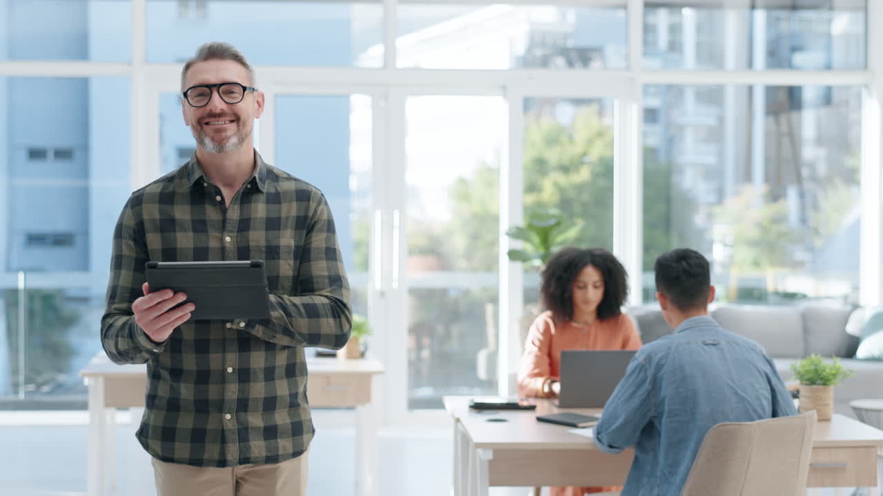 cara, tableta digital y hombre de negocios maduro