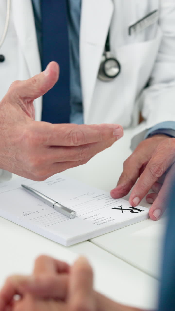 Médico Escrevendo Receita e Explicando ao Paciente