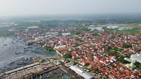 The-portrait-of-the-polluted-fishing-port-in-Muncar,-Banyuwangi,-East-Java