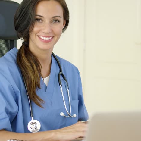 hermosa doctora en computadora portátil