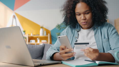 mujer que utiliza teléfono móvil y tarjeta de crédito para comprar en línea