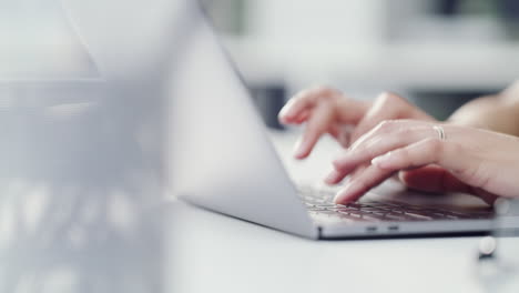 trabajador ocupado escribiendo rápido en la computadora portátil