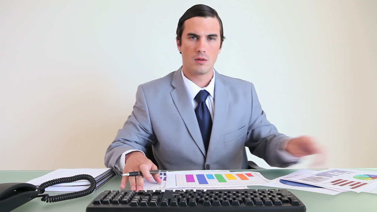 차트 에서 일 하는 사업가