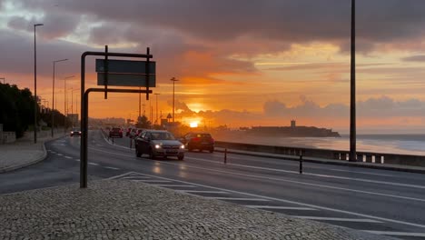 Luftaufnahme-Des-Dichten-Verkehrs-In-Der-Marginal-Avenue-Bei-Sonnenaufgang-In-Cascais