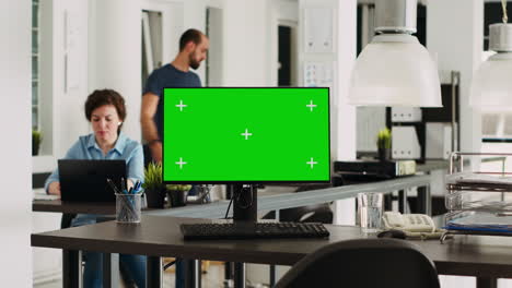 monitor con pantalla verde en un escritorio vacío