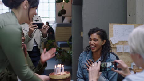 feliz gente de negocios celebrando fiesta de cumpleaños emocionado colega soplando velas disfrutando sorpresa equipo de la oficina animando juntos en una celebración diversa lugar de trabajo