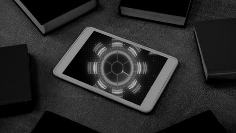animación en blanco y negro de un escáner circular azul procesando datos en la pantalla de un teléfono inteligente en el escritorio