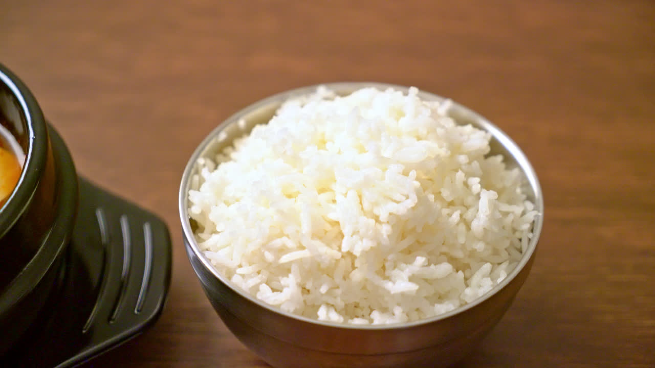 'kimchi jjigae' o sopa de kimchi con tofu suave o estofado de kimchi coreano - estilo tradicional de comida coreana