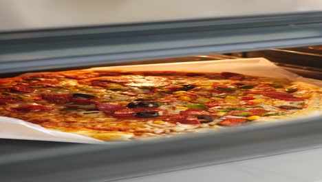 primer plano de una pizza horneada en un horno