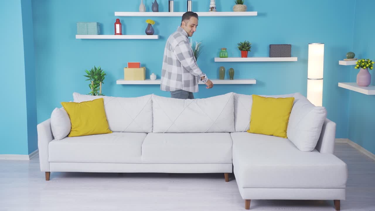 좌석에 뛰어들고 싶은 어색한 남자가 땅에 떨어집니다.