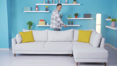 el hombre torpe que quiere saltar al asiento cae al suelo.