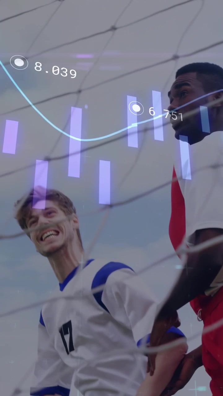 Dikey video: 2 futbolcu gol için mücadele ediyor, mor çubuklar ve camgöbeği çizgisi kayarken ortayı takip ediyor.