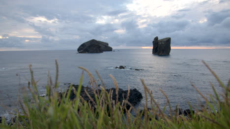 vista al mar con enormes rocas en el agua en mosteiros en la isla de sao miguel