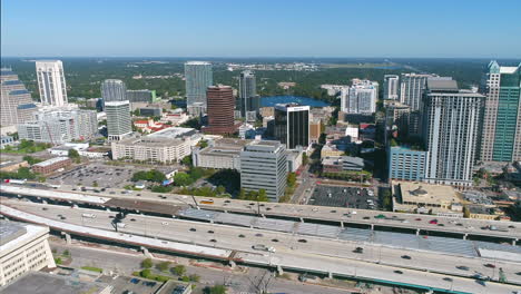 Vista-Aérea-Siguiendo-El-Tráfico-I-4-A-Lo-Largo-Del-Horizonte-Del-Centro-De-Orlando