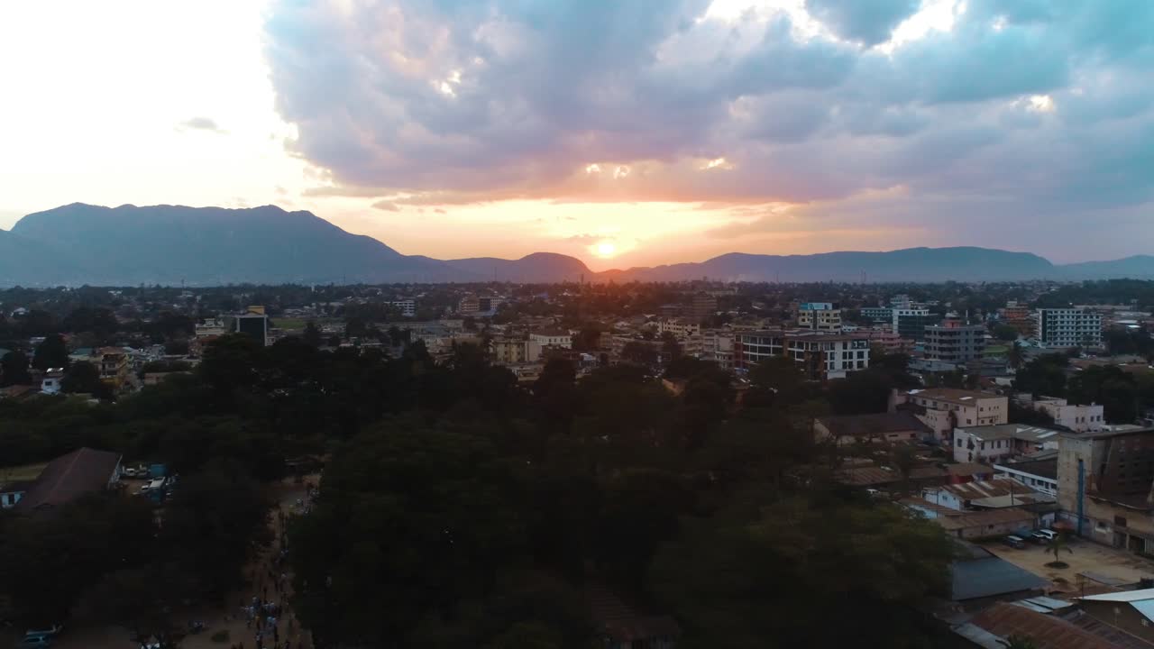 Vista aerea della città di Morogoro in Tanzania