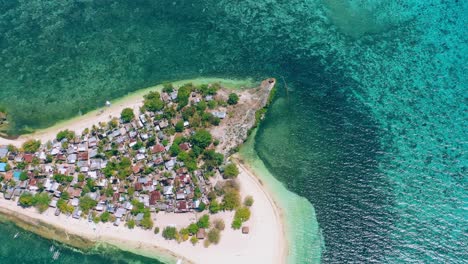 vista panorámica del pueblo de la isla tropical y el arrecife oceánico en boracay, filipinas