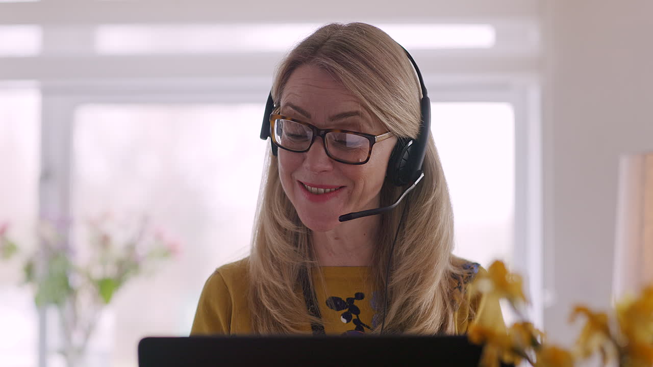 Kvinde med headset derhjemme