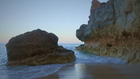 Relajantes-Olas-Bañan-Hermosas-Rocas-De-Arenisca-En-Un-Idílico-Entorno-Paradisíaco