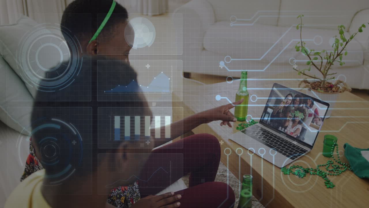 animación del procesamiento de datos sobre una pareja afroamericana haciendo una videollamada