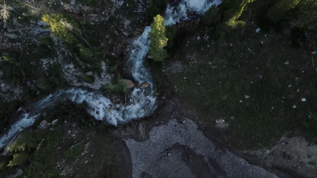 vuelo aéreo sobre un río corriente durante la primavera en un cañón al final de la temporada de esquí